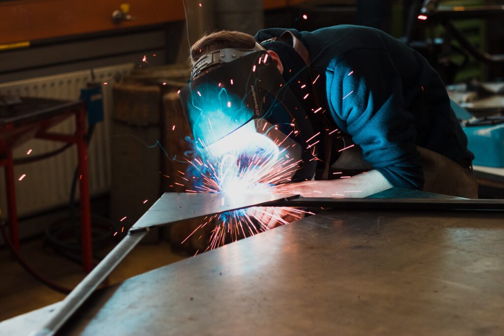 Soudeur en action sur une plaque de métal